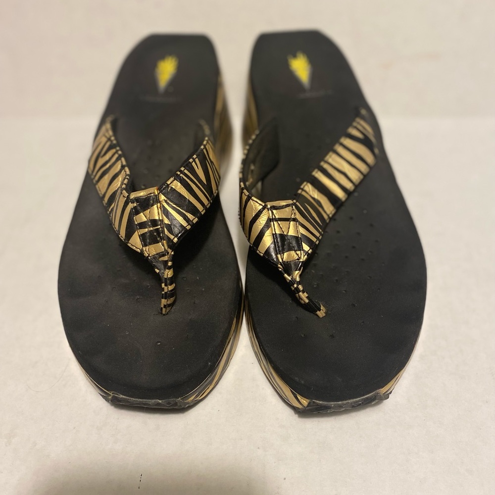 Volatile flip flop wedges. Size 8
